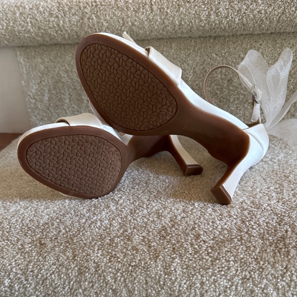 🤍Kelly & Katie White Satin Bridal Bow Heels 🤍 - Picture 6 of 8